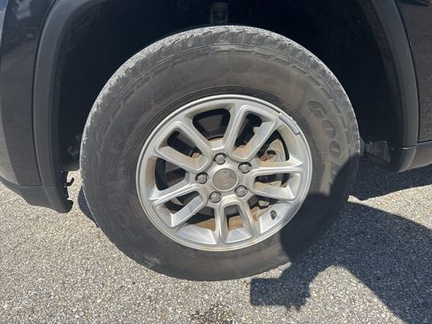 Used 2019 Jeep Grand Cherokee Laredo image 12