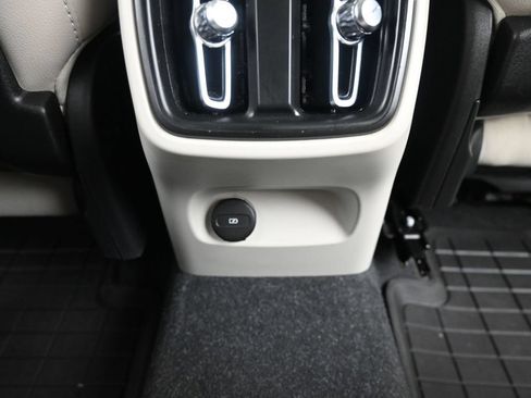 Used 2023 Volvo XC40 B5 Plus AWD/4WD image 28