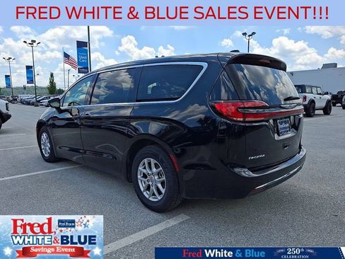 Used 2024 Chrysler Pacifica Touring-L FWD image 7