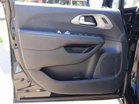 Used 2025 Chrysler Pacifica Select FWD image 44