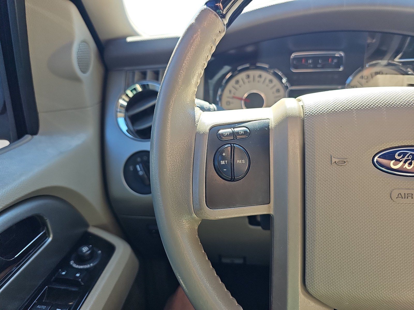 Used 2014 Ford Expedition Limited w/ Equipment Group 301A AWD/4WD image 14