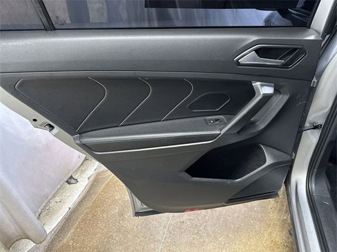 Used 2022 Volkswagen Tiguan SE R-Line image 22