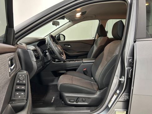 Used 2023 Nissan Rogue SV FWD image 4