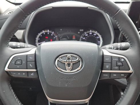 Used 2023 Toyota Highlander XLE FWD image 13