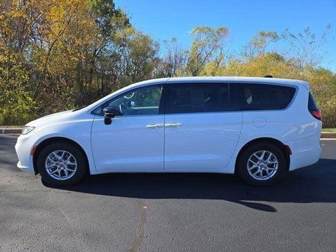 Used 2024 Chrysler Pacifica Touring-L FWD image 5