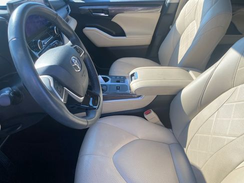 Used 2023 Toyota Highlander Platinum image 11