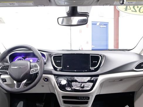 Used 2024 Chrysler Pacifica Touring-L image 15