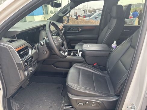 Used 2025 GMC Yukon XL Denali w/ Advanced Technology Package image 9