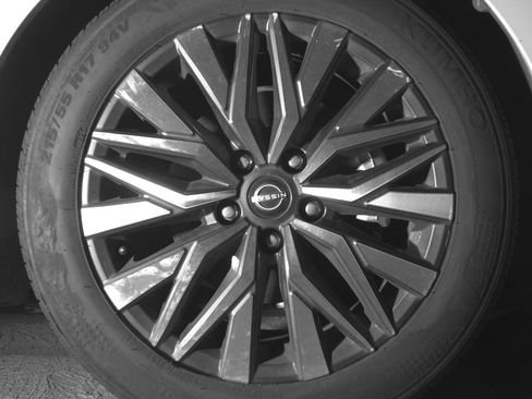 Used 2025 Nissan Altima 2.5 SV FWD image 13