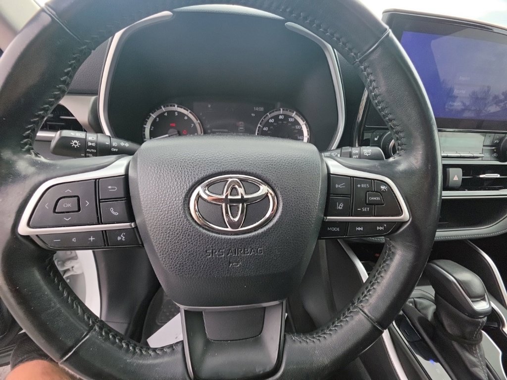 Used 2023 Toyota Highlander XLE AWD/4WD image 17