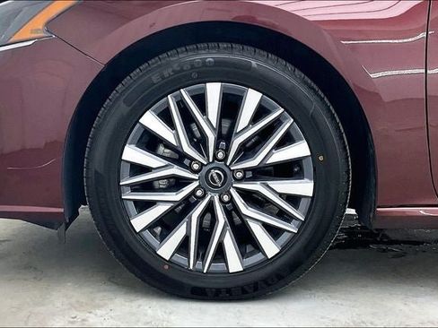 Used 2025 Nissan Altima 2.5 SV FWD image 10