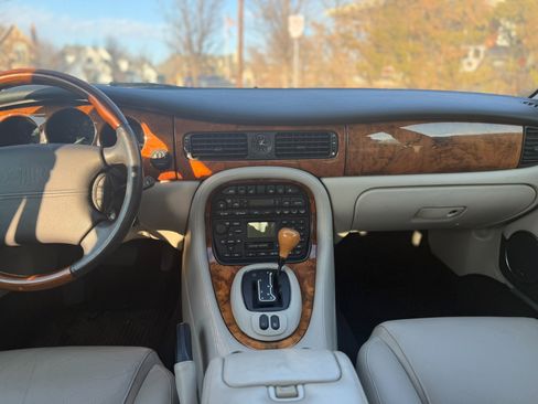Used 2002 Jaguar XJ8 image 11