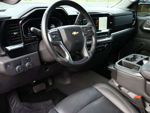 Used 2024 Chevrolet Silverado 1500 LT w/ Leather Package RWD image 3