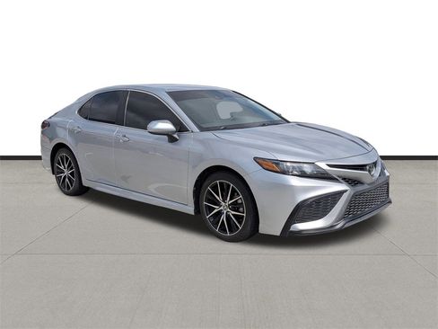 Used 2021 Toyota Camry SE image 3