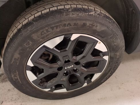 Certified 2025 Kia Sorento S image 2