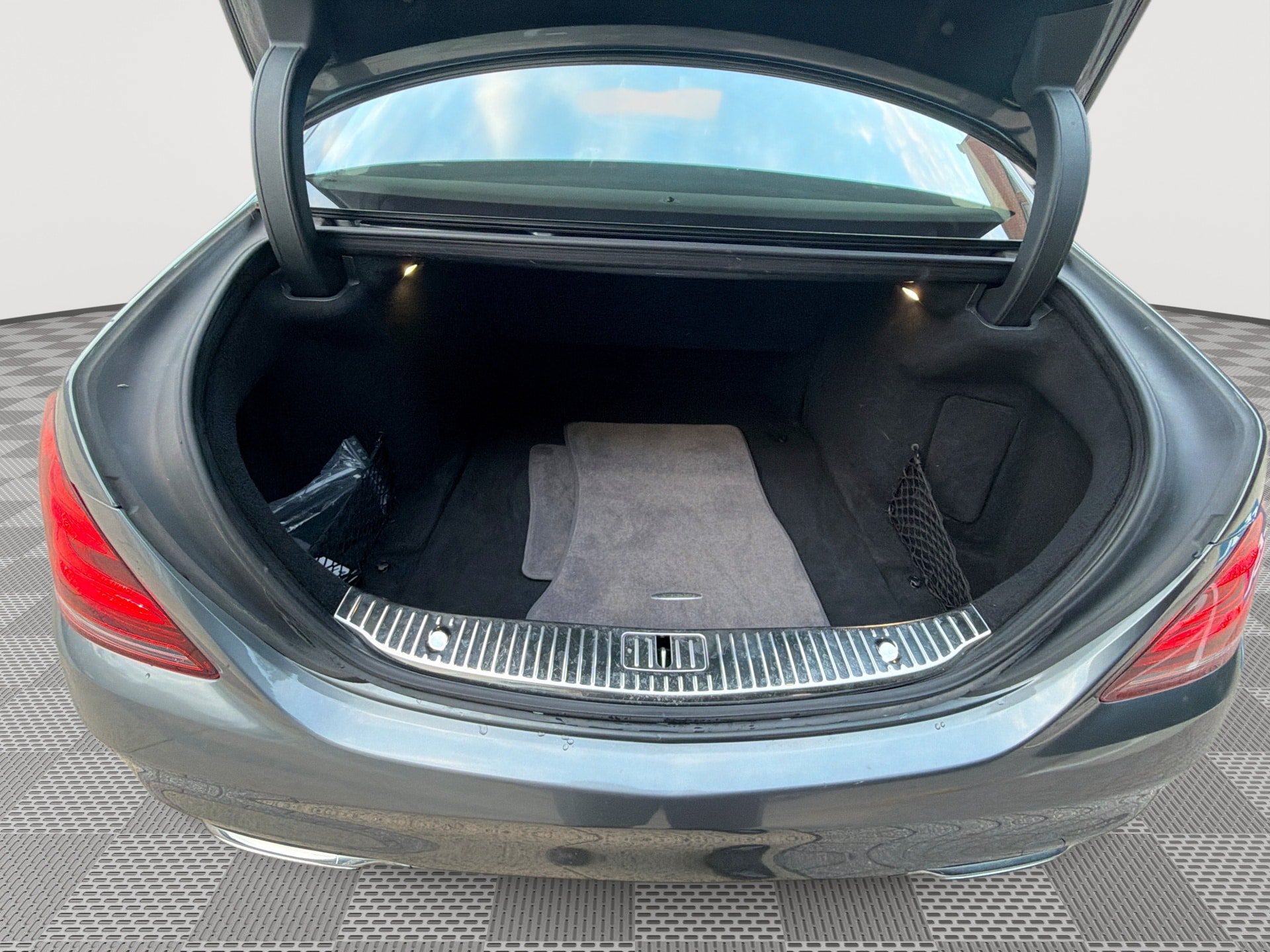 Used 2020 Mercedes-Benz S 560 Sedan image 22