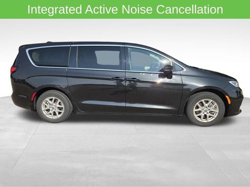 Used 2023 Chrysler Pacifica Touring-L FWD image 5