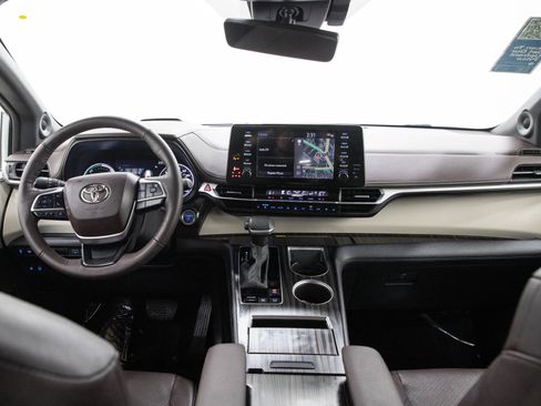 Used 2024 Toyota Sienna Platinum AWD/4WD image 19
