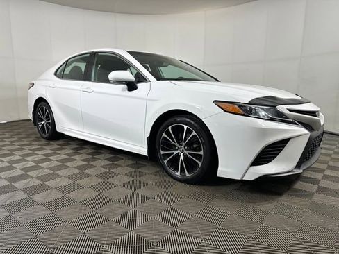 Used 2020 Toyota Camry SE image 2