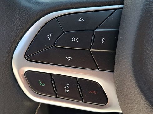 Used 2023 Chrysler Pacifica Touring-L FWD image 23