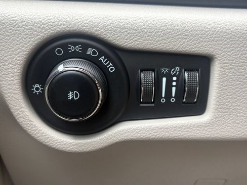 Used 2023 Chrysler Pacifica Touring-L FWD image 4