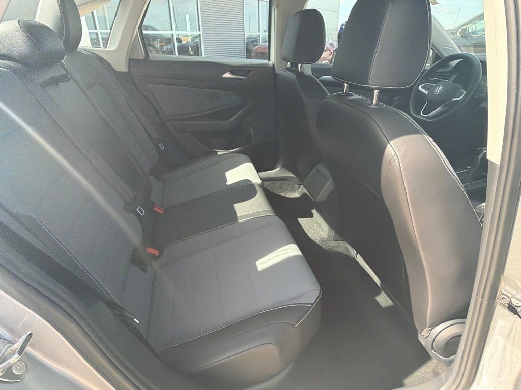 Used 2025 Volkswagen Jetta SE FWD image 29