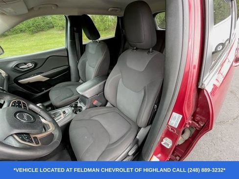 Used 2017 Jeep Cherokee Latitude w/ Cold Weather Group AWD/4WD image 10