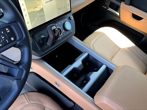 New 2026 Land Rover Defender 110 V8 AWD/4WD image 8