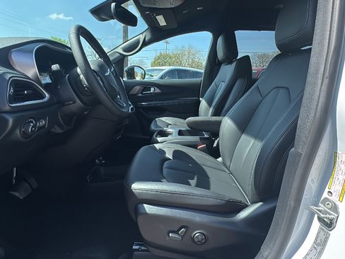 New 2026 Chrysler Pacifica Select image 9