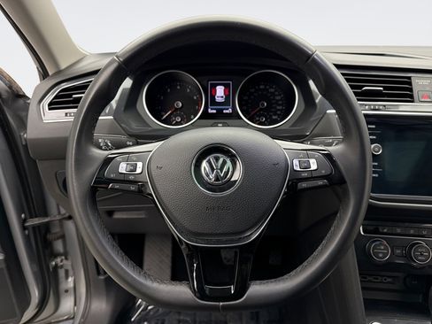 Used 2020 Volkswagen Tiguan SE w/ Panoramic Sunroof Package image 12