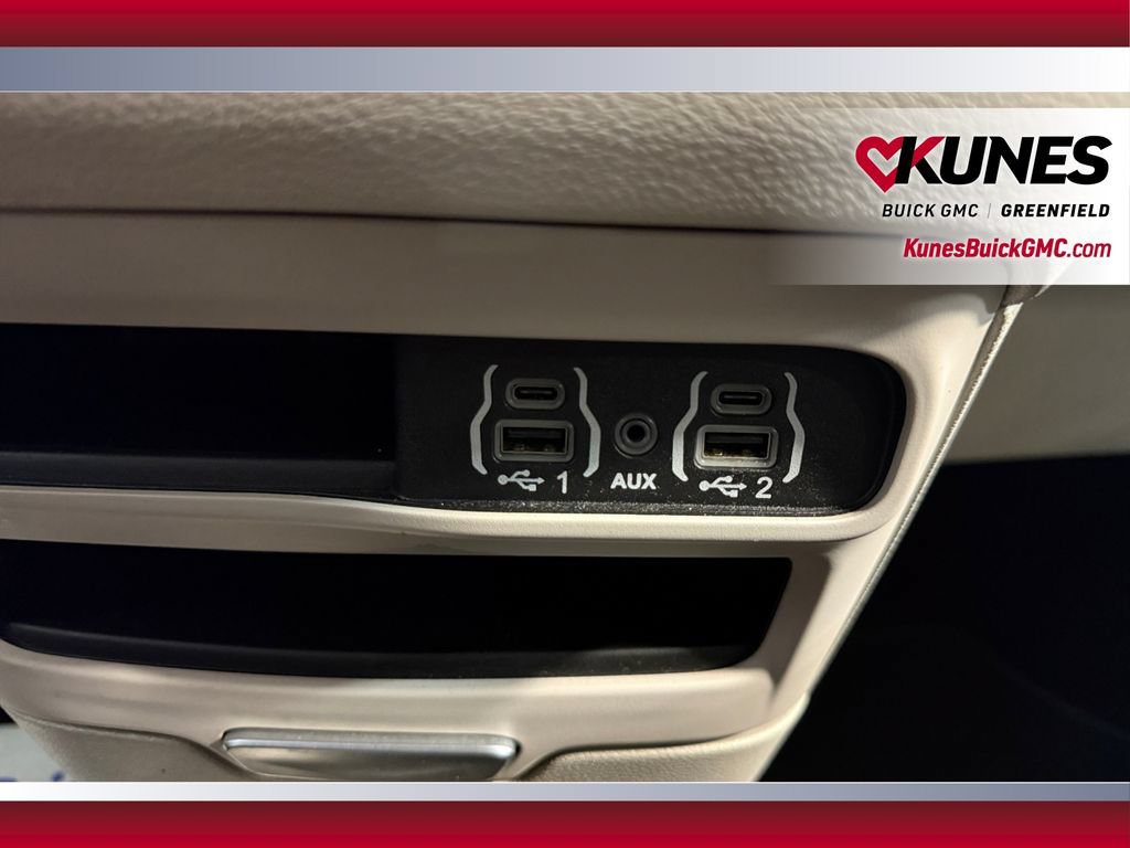 Used 2024 Chrysler Pacifica Touring-L FWD image 32