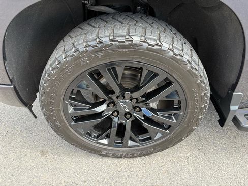 Used 2022 Chevrolet Silverado 1500 High Country w/ High Country Premium Package AWD/4WD image 9