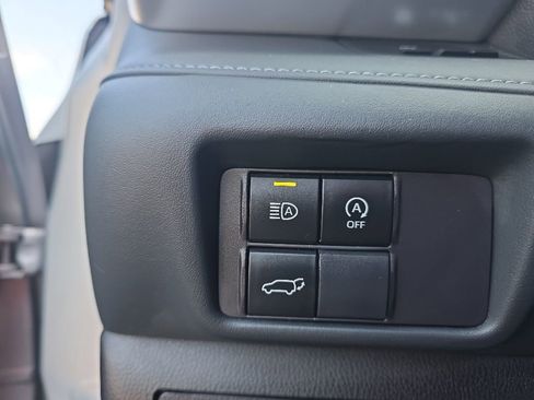 Used 2025 Toyota Highlander XLE AWD/4WD image 17
