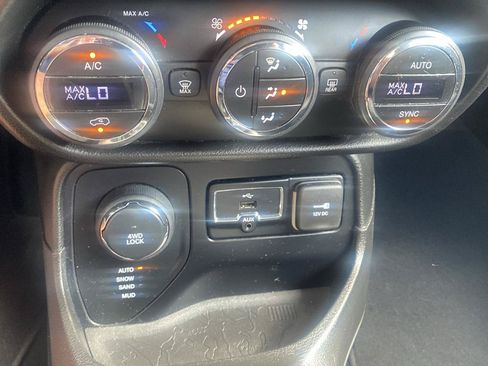 Used 2015 Jeep Renegade Latitude w/ Popular Equipment Group AWD/4WD image 15