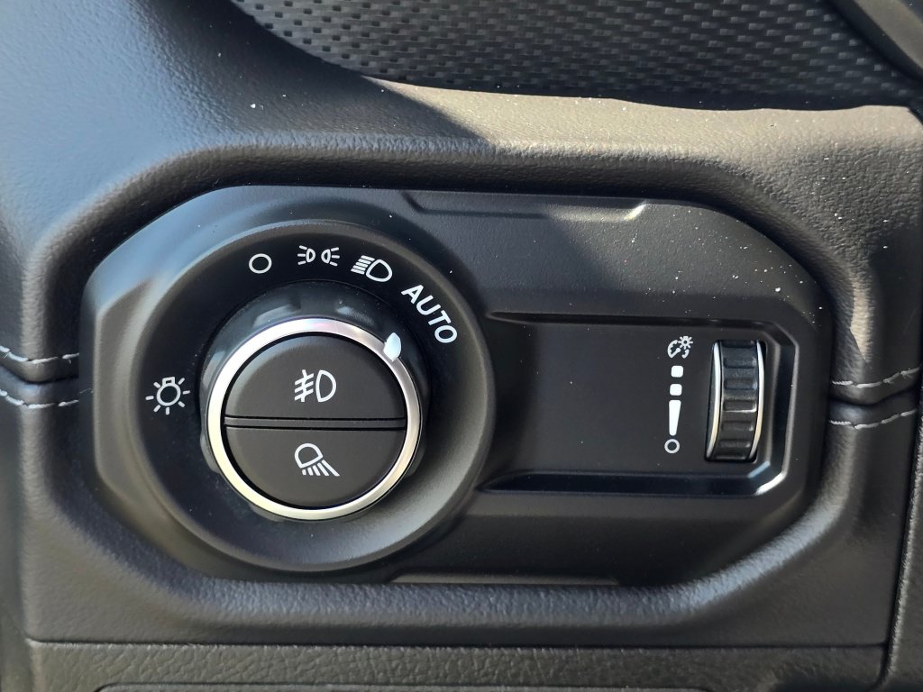 Used 2025 Jeep Gladiator Mojave w/ Convenience Group AWD/4WD image 35