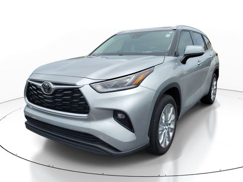 Used 2022 Toyota Highlander Limited FWD image 3