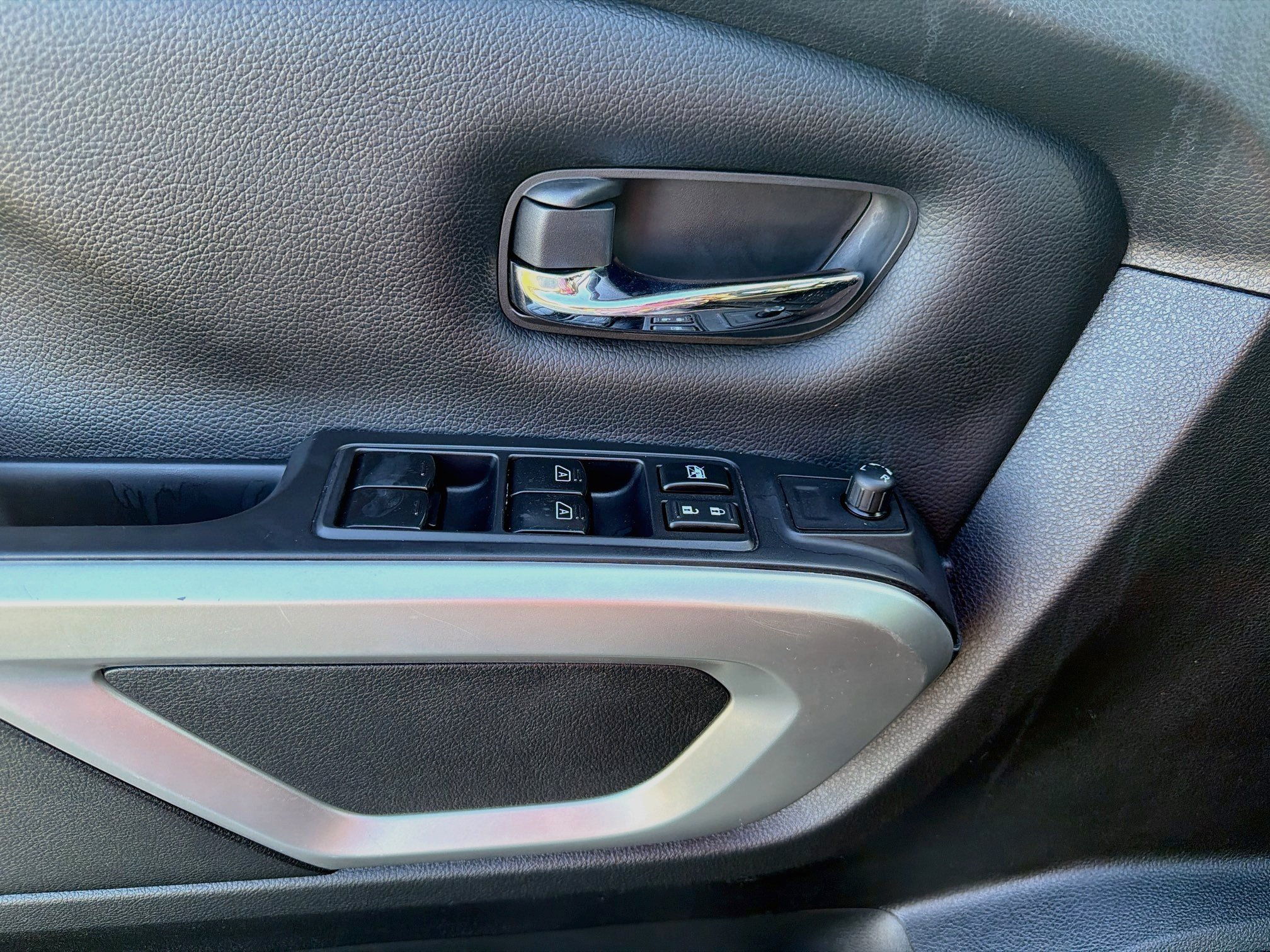 Used 2022 Nissan Titan SV w/ Accessory Utility Package RWD image 17