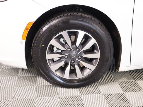 Used 2021 Chrysler Pacifica Touring-L FWD image 19