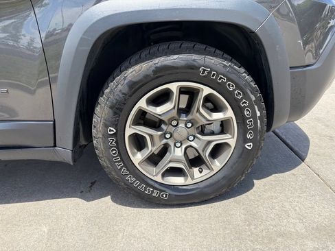 Used 2020 Jeep Cherokee Trailhawk w/ Cold Weather Group AWD/4WD image 8