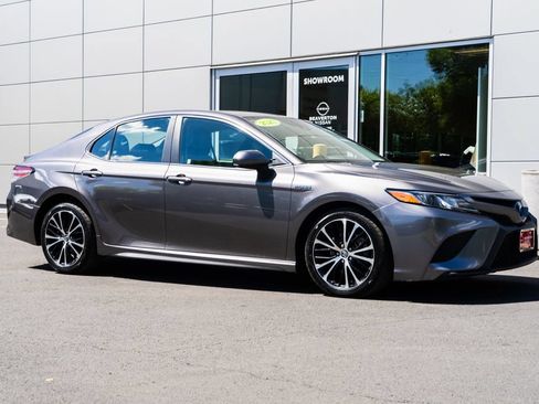 Used 2020 Toyota Camry SE FWD image 1