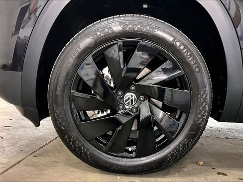 Used 2025 Volkswagen Atlas SE w/ Black Wheel Package image 12