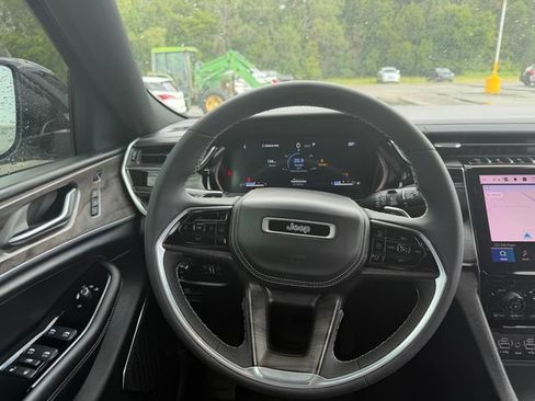 Used 2023 Jeep Grand Cherokee Overland w/ Luxury Tech Group IV AWD/4WD image 18