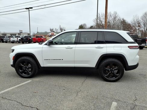 Used 2023 Jeep Grand Cherokee Altitude image 7