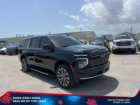 Used 2026 Chevrolet Suburban High Country RWD image 2
