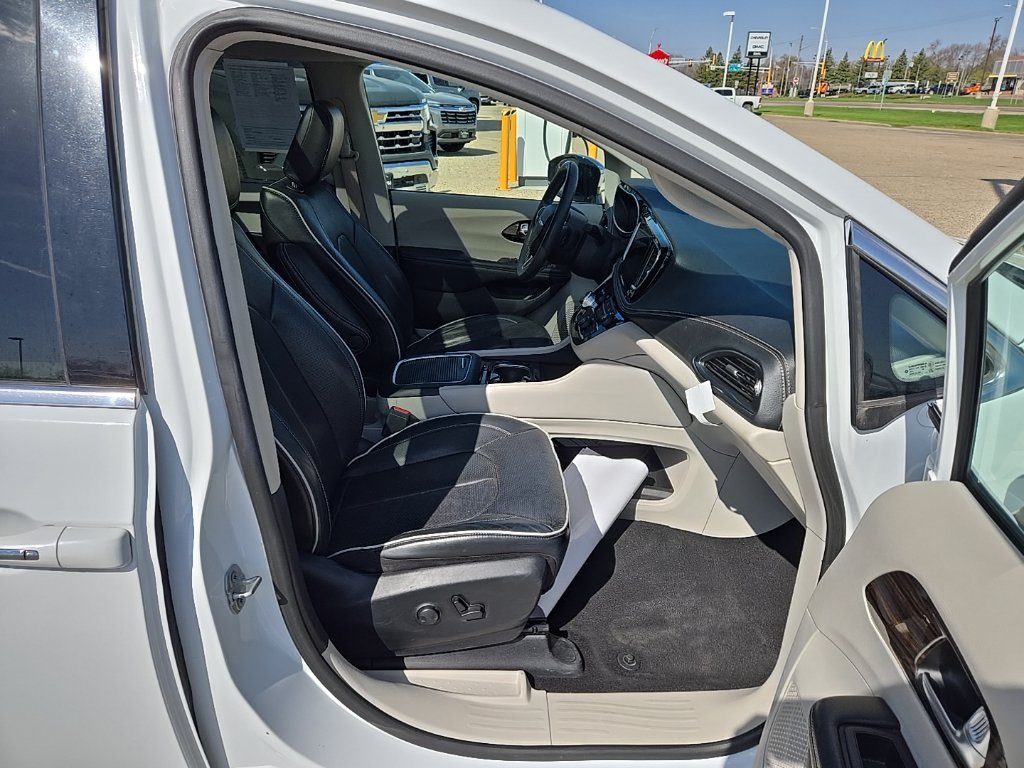 Used 2023 Chrysler Pacifica Limited FWD image 11