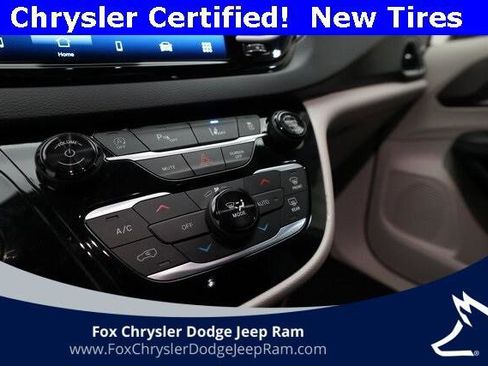 Certified 2024 Chrysler Pacifica Touring-L image 21