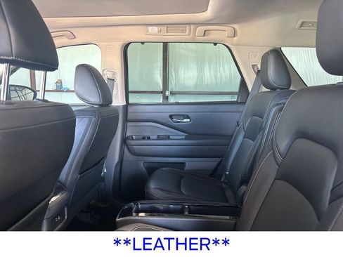 Used 2024 Nissan Pathfinder SL w/ SL Premium Package FWD image 17