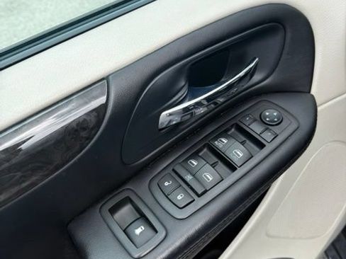 Used 2014 Dodge Grand Caravan SXT FWD image 11