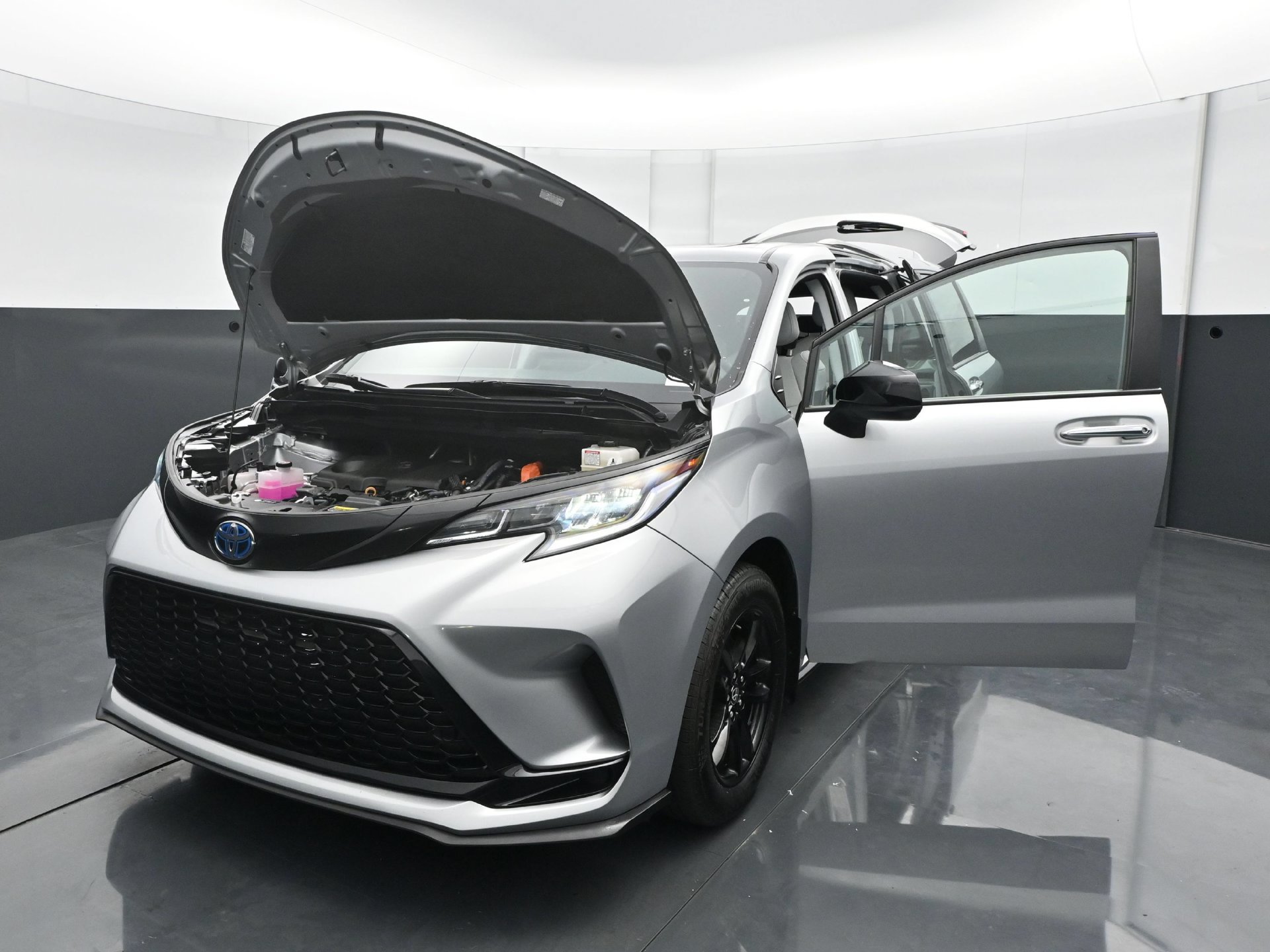 Used 2025 Toyota Sienna XSE AWD/4WD image 29