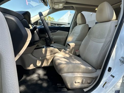 Used 2017 Nissan Rogue SV AWD/4WD image 3